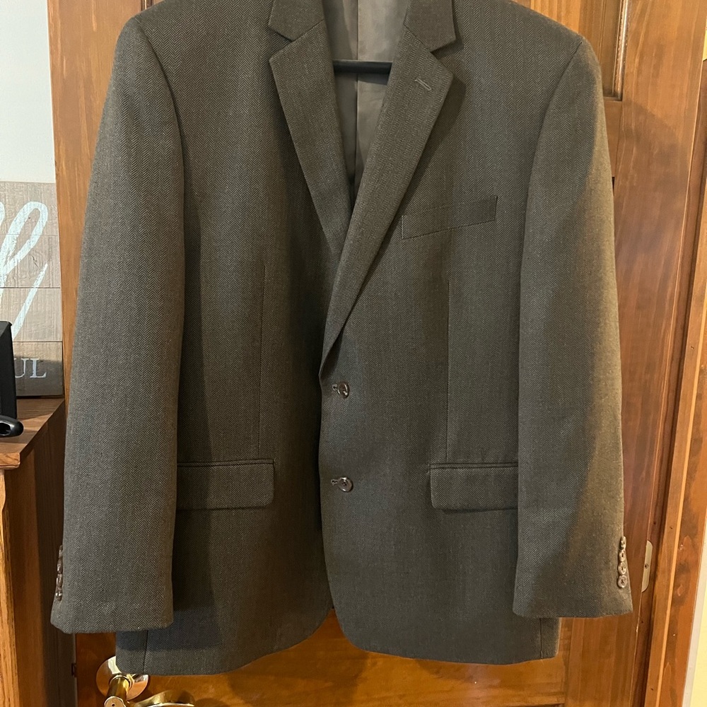 Men’s Izod sport coat. Brown tweed. Good condition.